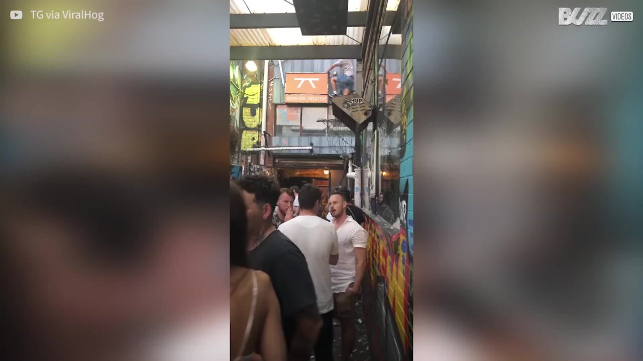 Essayant de s'incruster dans un bar, il chute au pire moment