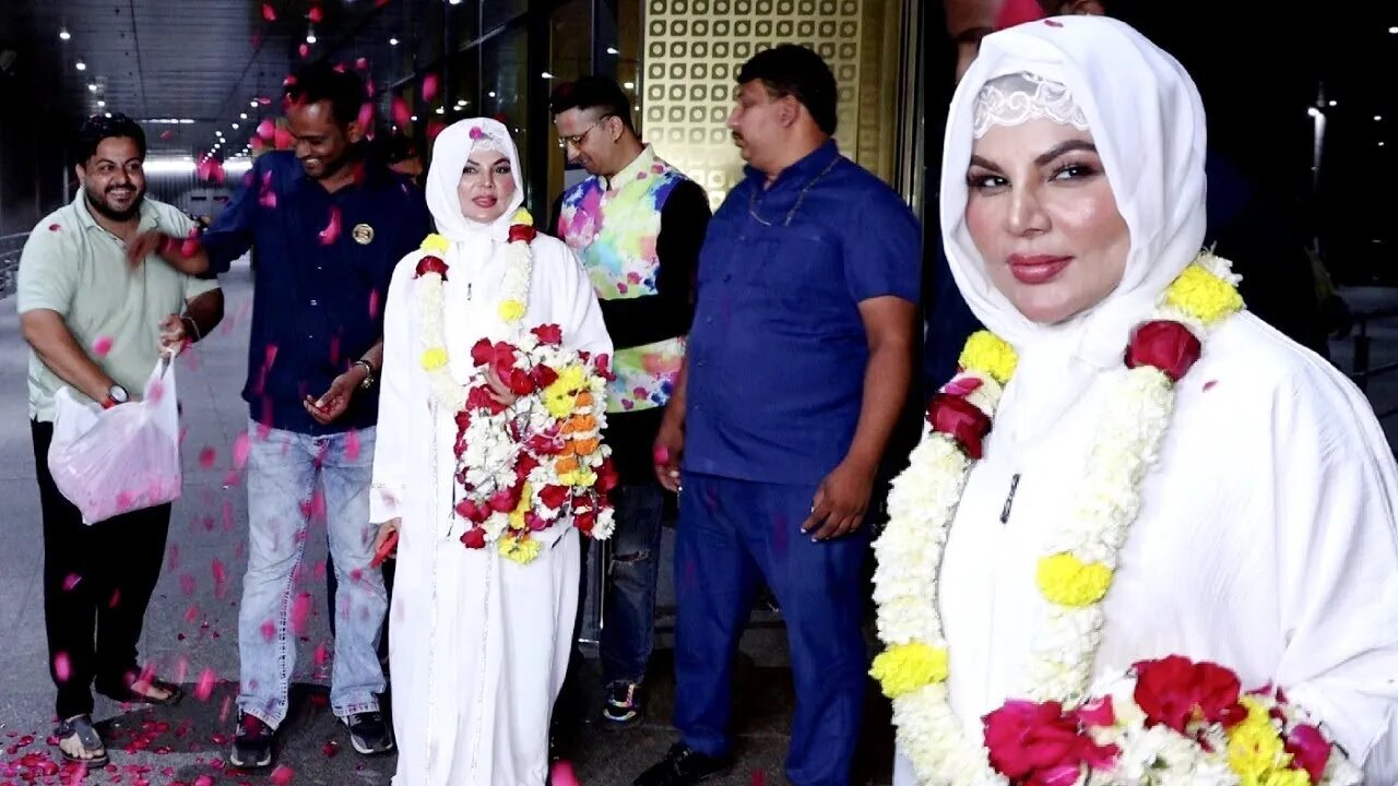 Rakhi Nahi Fatima Bolo..Rakhi Sawant FIRST VIDEO After Umrah | GRAND WELCOME With Rose Petals Shower