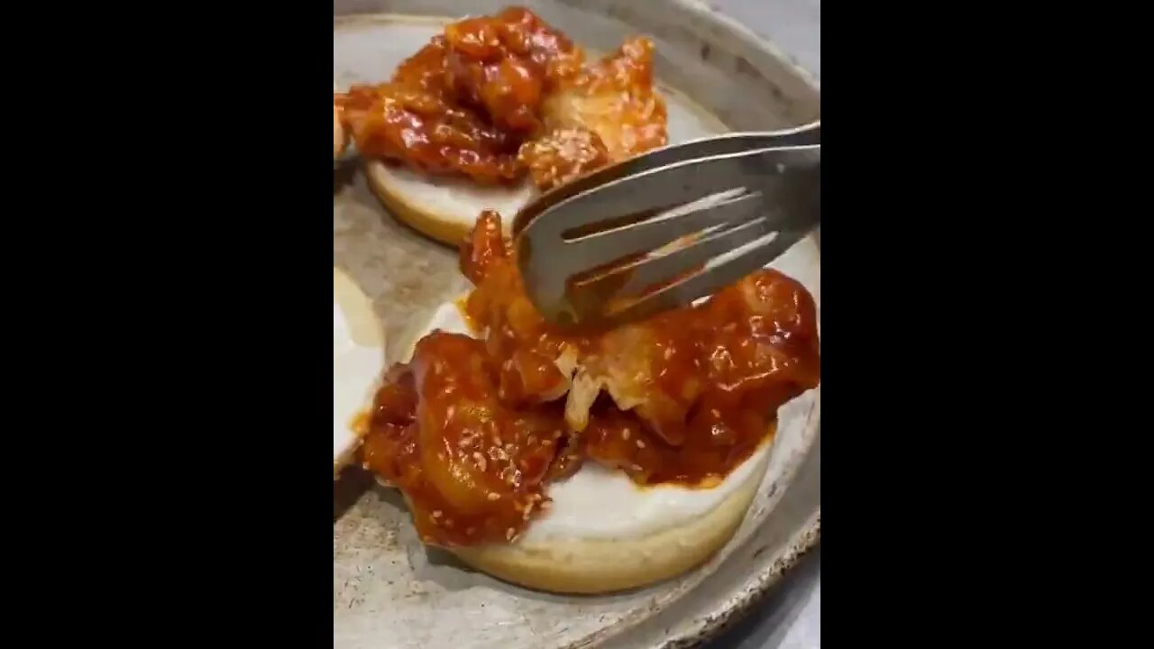 Korean fried chicken burger 🍔#ytshorts #shorts #Food #Streetfood #UpFoodReview