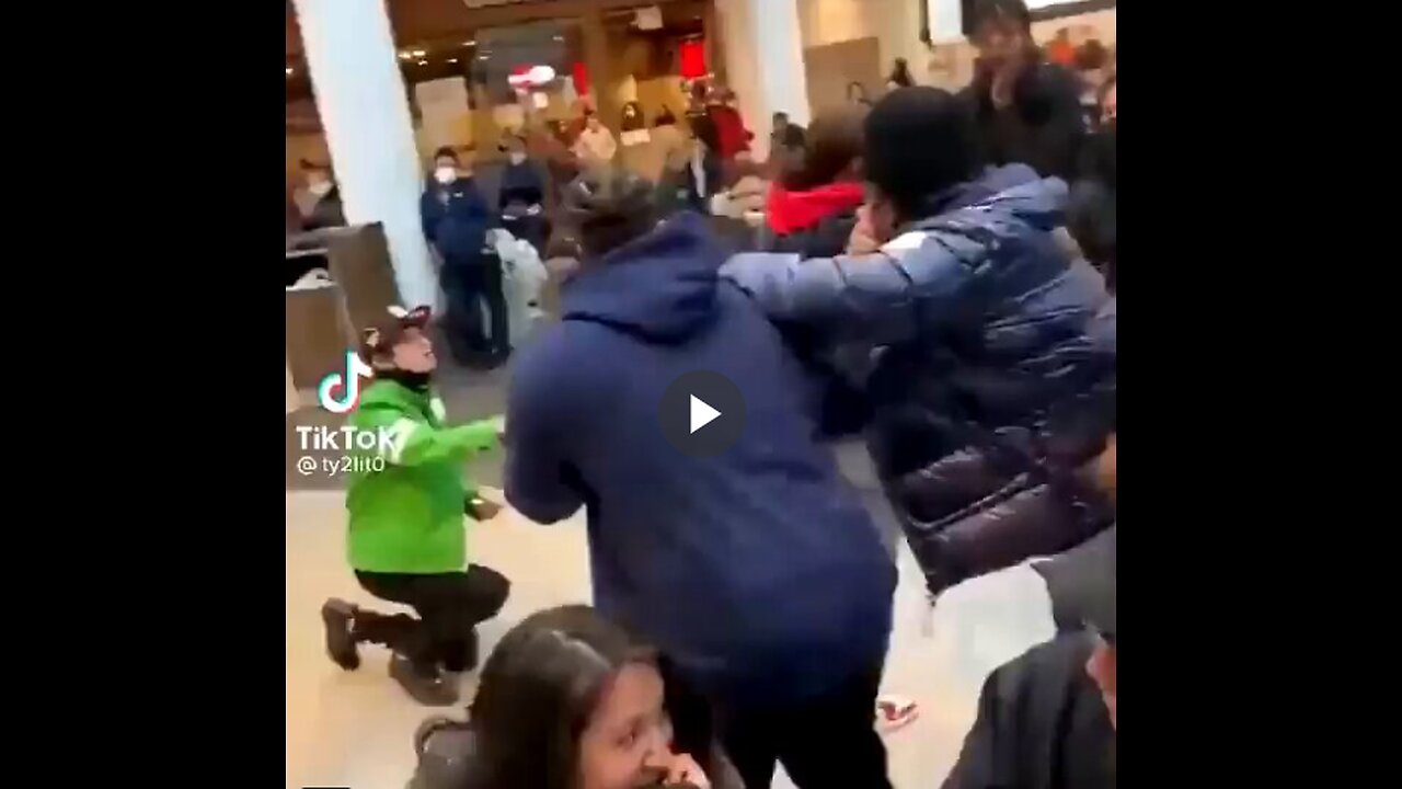 Dude's marriage proposal denied inside of a busy shopping mall