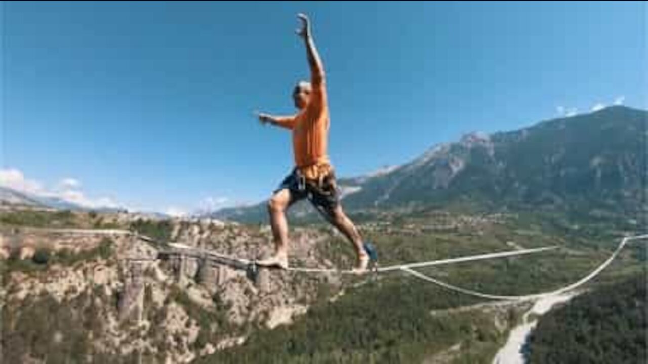 Un athlète de highline réalise un saut à plus de 100 mètres de haut!