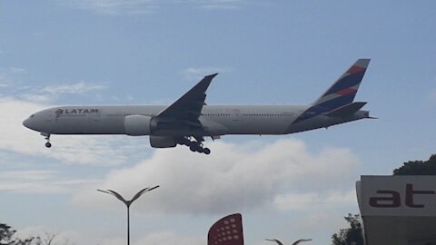 Boeing 777-300ER PT-MUF en approche finale avant d'atterrir à Manaus depuis Guarulhos