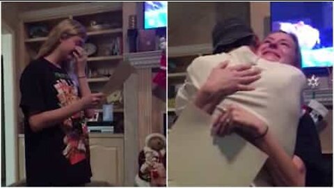 Adoptoitu nuori nainen pitää tunteellisen puheen isäpuolelleen