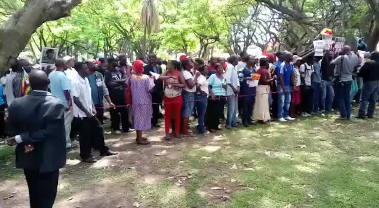 Expectant crowds gather in Harare ahead of likely impeachment proceedings (mHv)