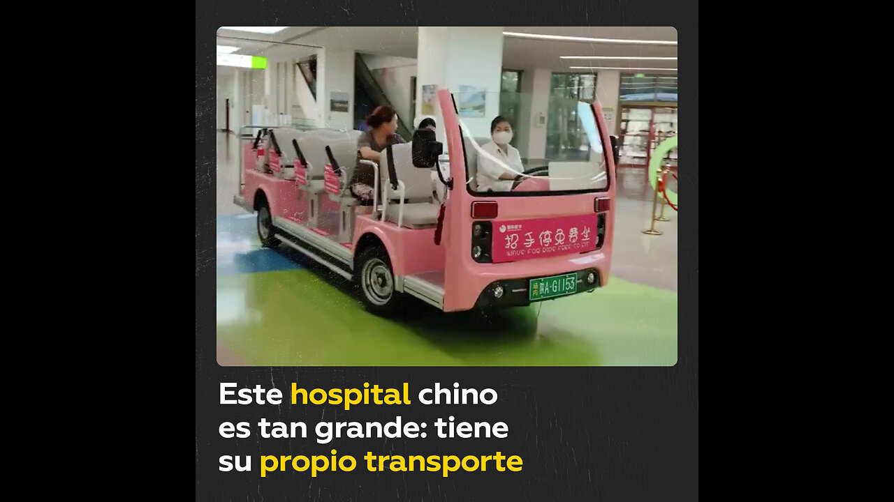 Vehículo circula por el interior de un enorme hospital chino