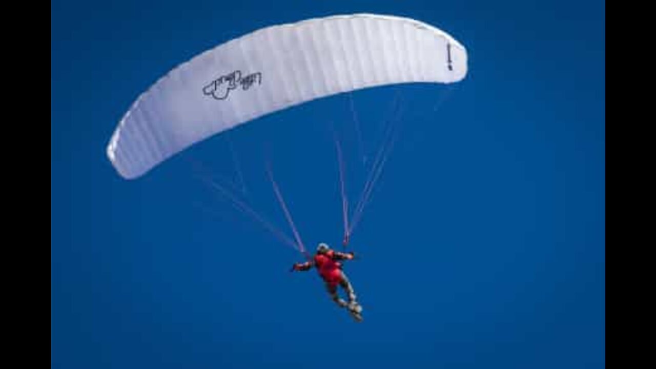 Jovem dá cambalhotas no ar enquanto anda de parapente