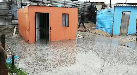 Torrential rains in Cape Town cause flooding and power outages (u9b)