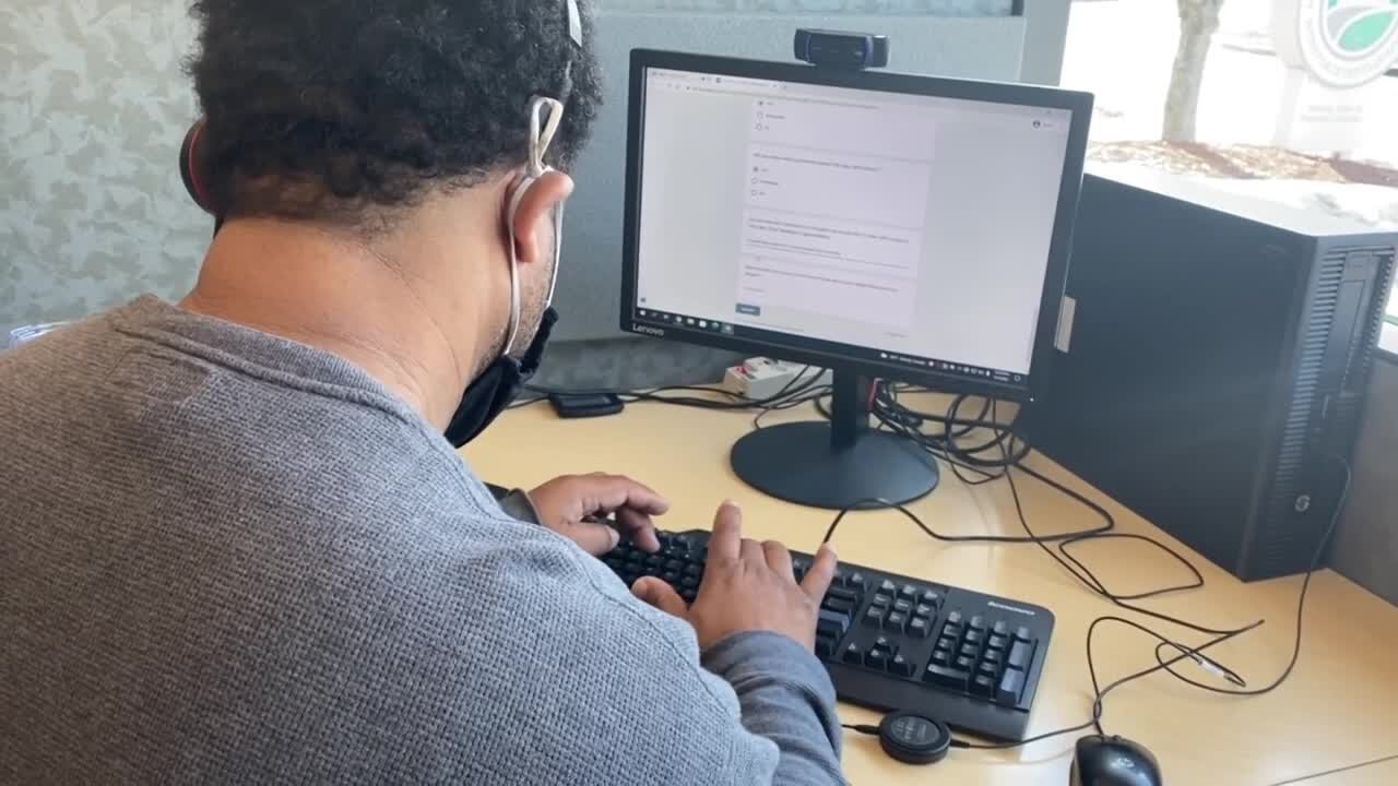 Milwaukee’s first digital literacy lab aims to teach adults critical computer skills