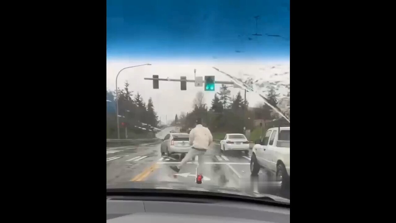 Interesting way to signal on a scooter 🛴
