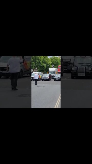 free julian assange bus #horseguardsparade