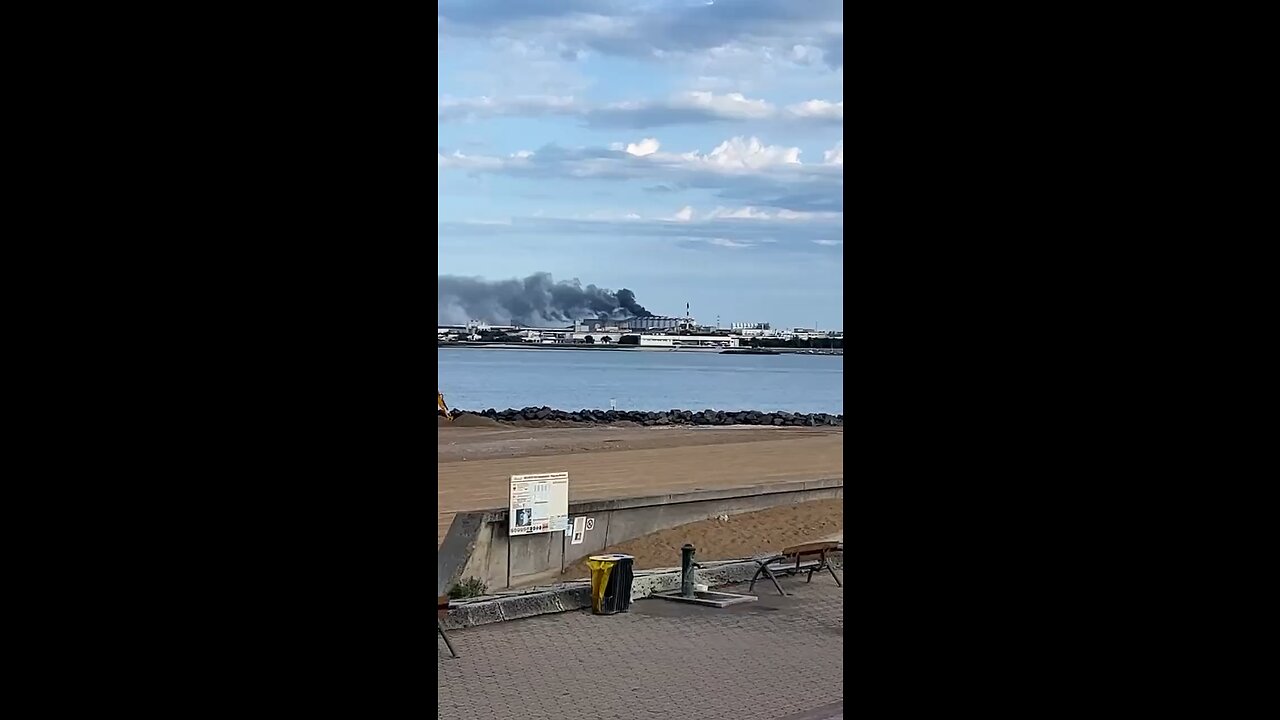 📰🇫🇷🌾 #BreakingNews #Grain elevators caught #fire in the #French port of #LaRochelle