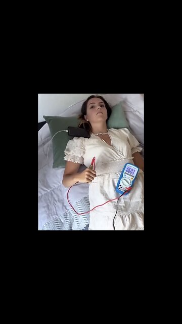 HIGH LEVEL VOLTAGE🔌📳⚡️⚠️RADIATION WHEN CHARGING SMART PHONE📳🥵⚡️📴💫