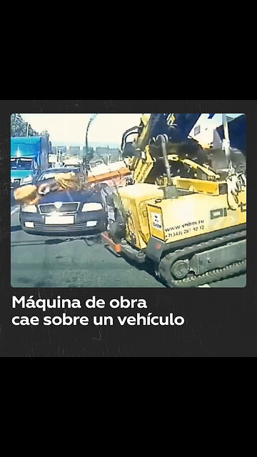 Una máquina de obra vuelca sobre un coche en Rusia