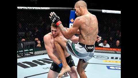 Alex Pereira's beautiful flying knee KO in his UFC debut
