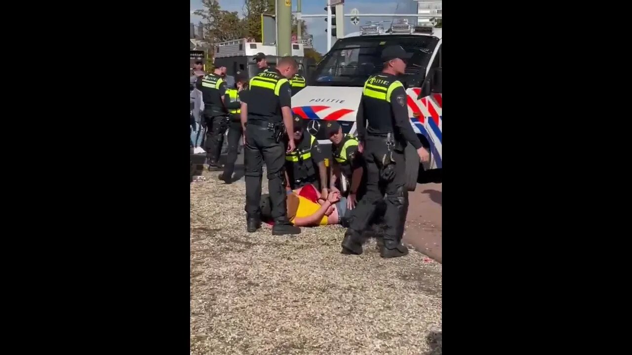 Demonstrant wordt lastig gevallen dus SPUUGT agent in het gezicht Hardhandige arrestatie