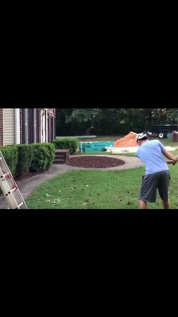 Golfer pulls off incredible rooftop trick shot into cup