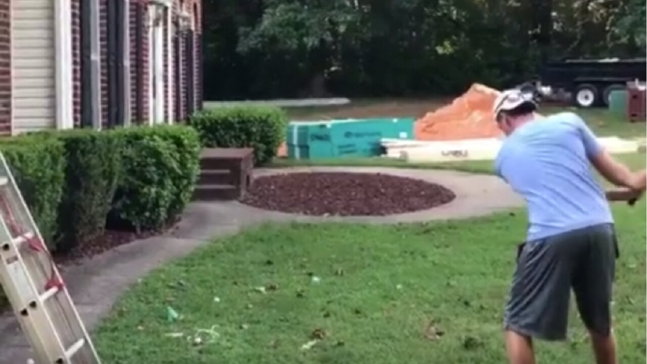 Golfer pulls off incredible rooftop trick shot into cup