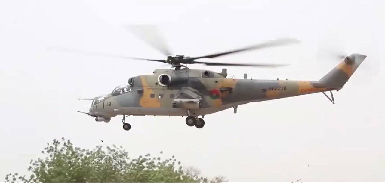 Mil Mi-35M "Hind"-"18 black"- usado pela Força Aérea de Burkina Faso foi imortalizado recentemente.