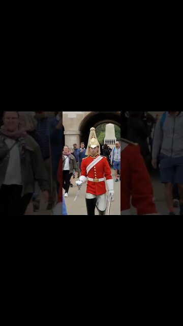 man with headphones does not see the queen's guard behind him #horseguardsparade