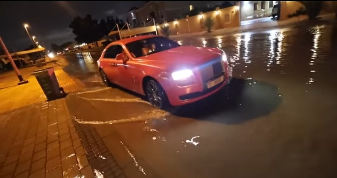Flood In Dubai, Rolls Royce Stucked