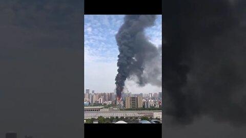 Prédio pegando fogo na China hoje de manhã 🔥