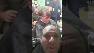 Bolsonaro no cabeleireiro dando uma parada na cabeleira?