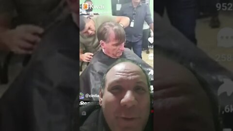 Bolsonaro no cabeleireiro dando uma parada na cabeleira?