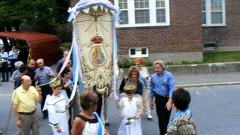 The procession about to enter the church.AVI