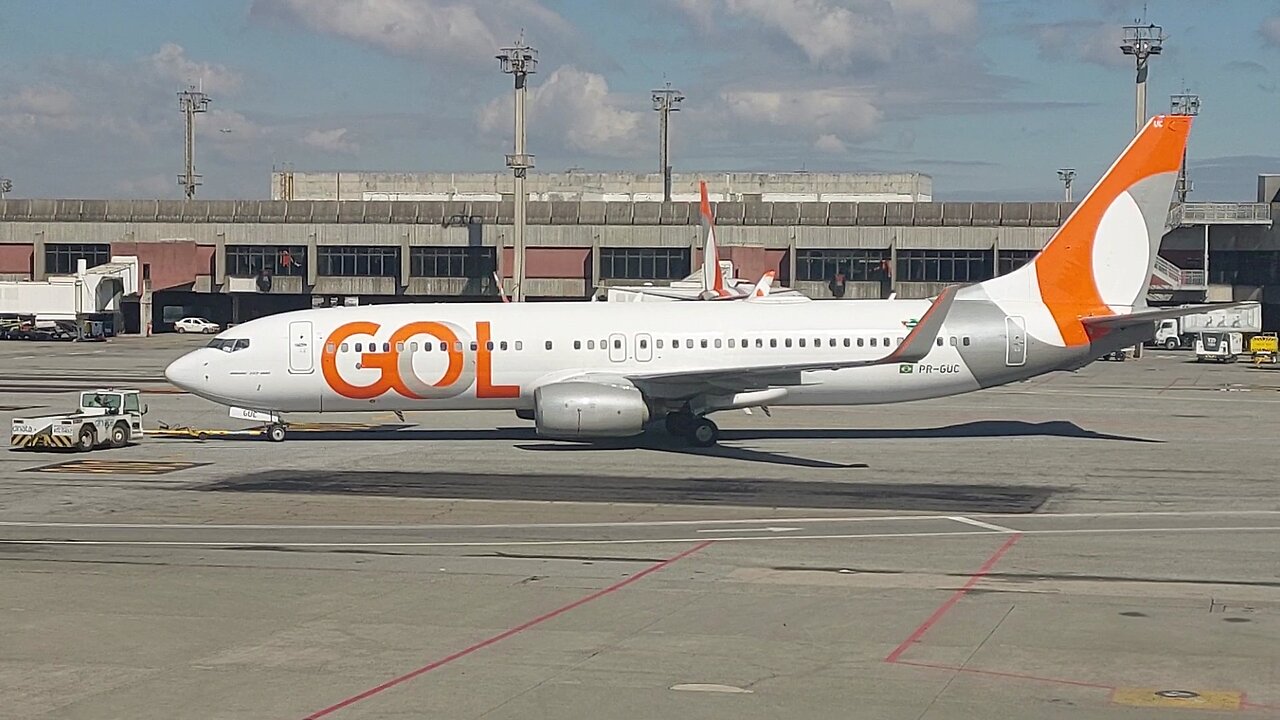 Boeing 737-800 PR-GUC no pushback antes de decolar de Guarulhos para Porto Seguro(BA).