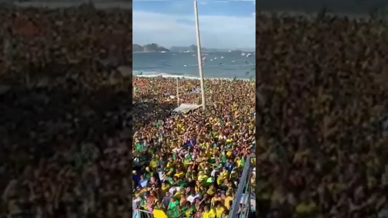 Bolsonaro canta o Hino Nacional com a multidão em Copacabana