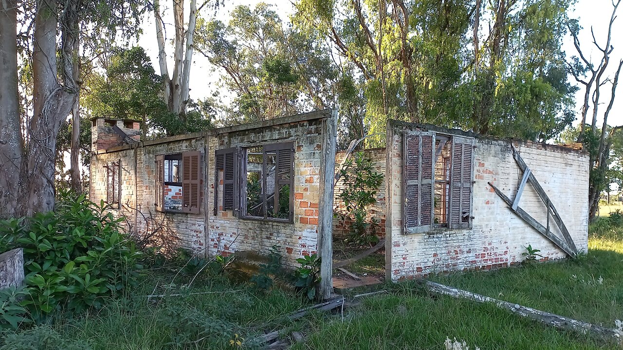 Casa abandonada em território rural/RS