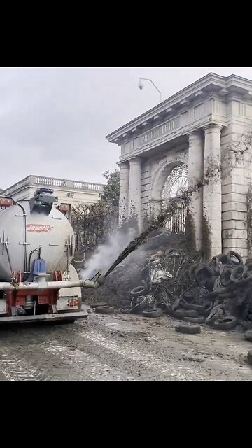 French Farmers Cover Govt Building in Manure