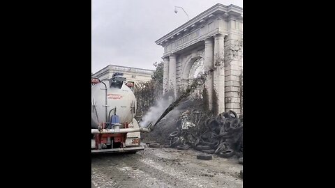 French Farmers Cover Govt Building in Manure