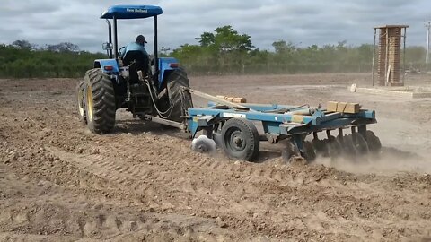 Arando a terra Trator TL 75E