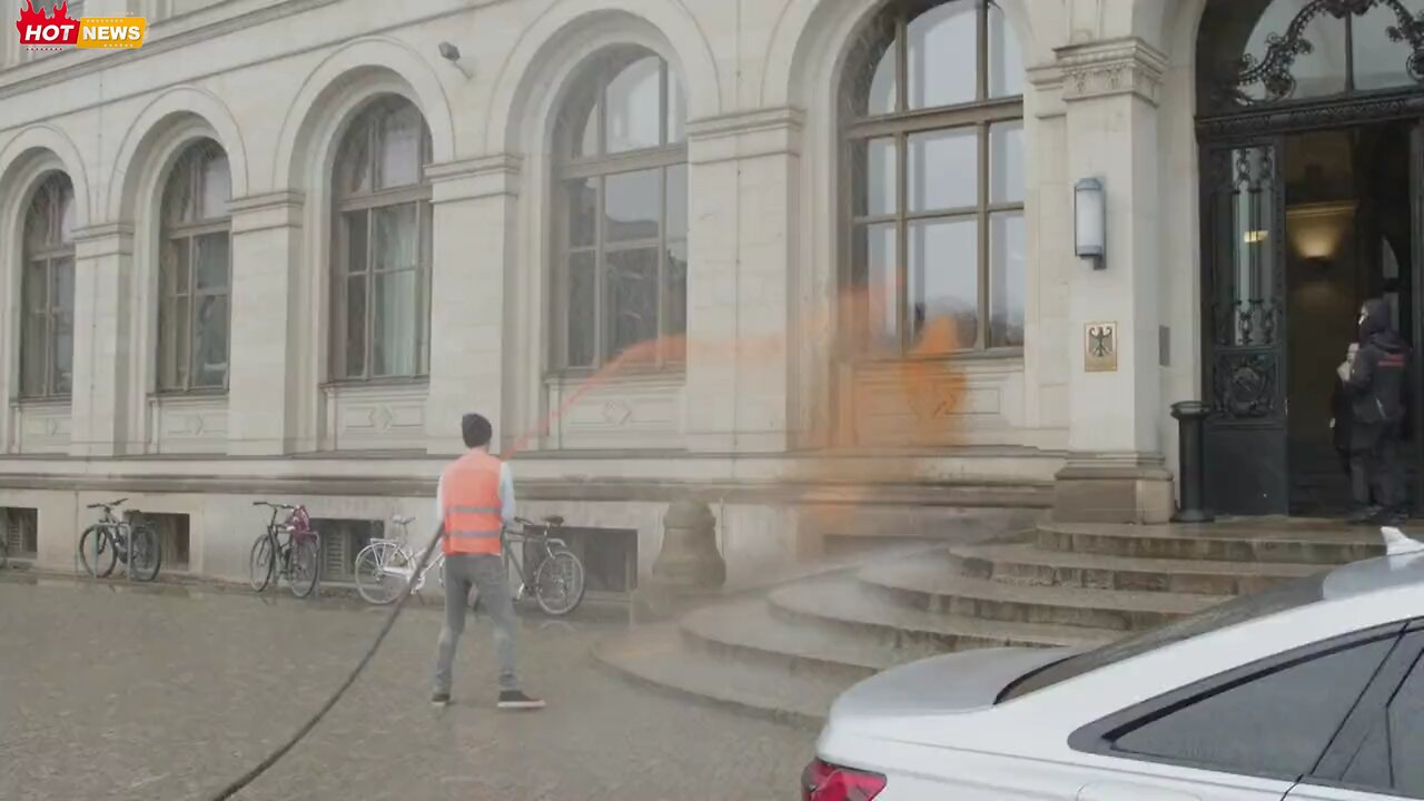 🚨WATCH: Climate extremists attack the German Ministry of Transport building