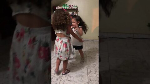 DANÇANDO COM MINHA PRIMA MUITO FELIZ !!! MEMEL E NICOLLY !!! AS MELHORES AMIGAS DE INFANCIA !!