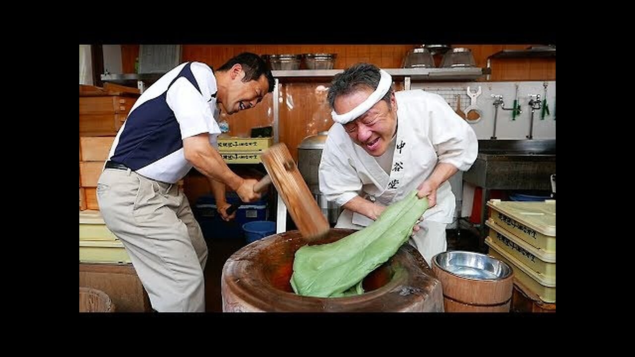 Japanese Street Food - SUPER FAST MOCHI POUNDING Japan