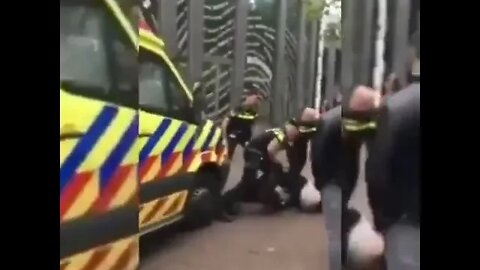 🇳🇱 Pictures don't lie. The police are at war with the people