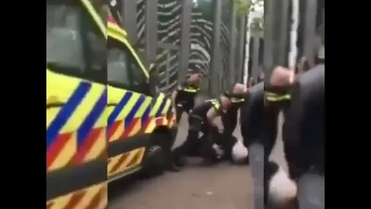 🇳🇱 Pictures don't lie. The police are at war with the people