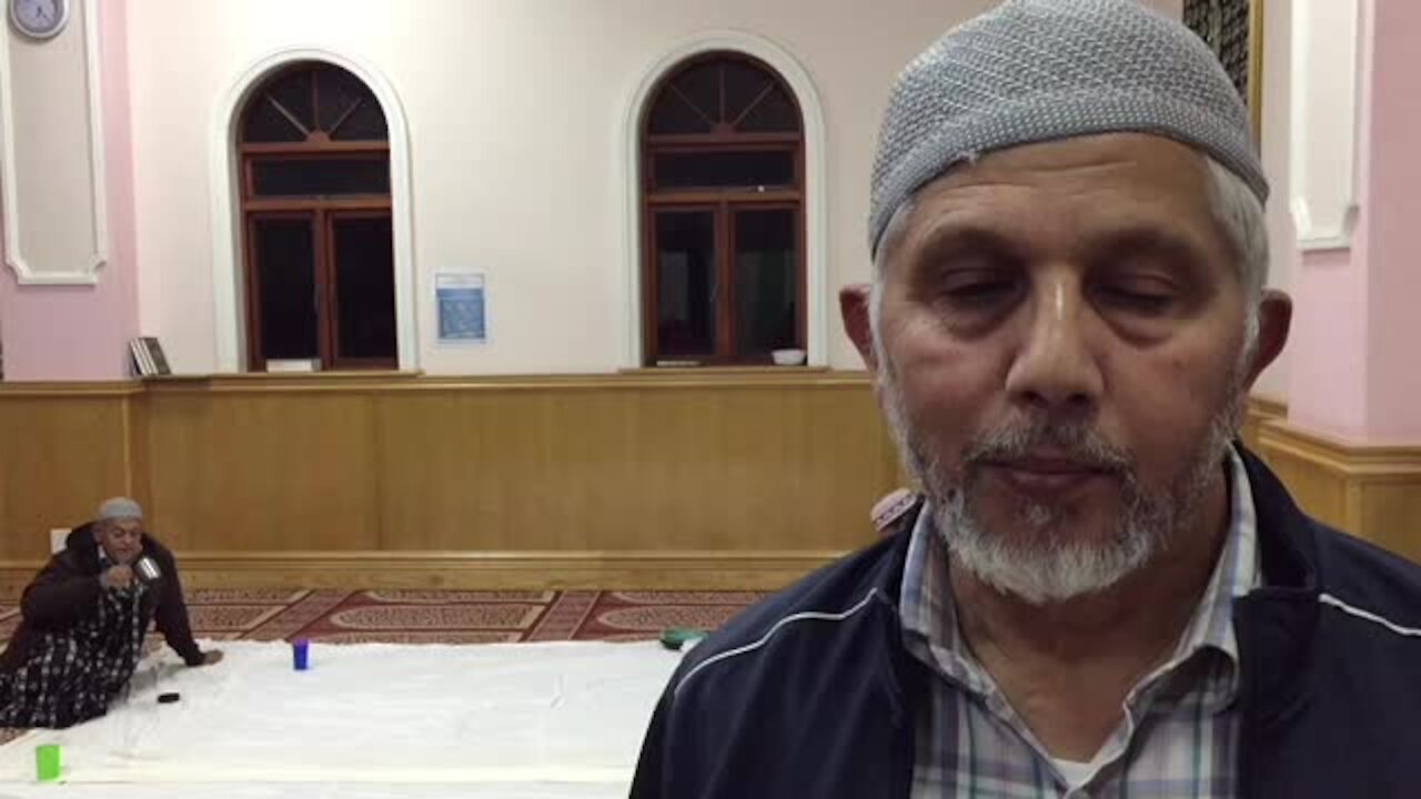 SOUTH AFRICA Cape Town - Iftar at Hout Bay Mosque. (Video) (bDy)