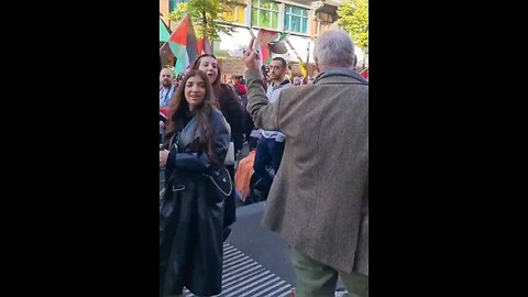 🇨🇭It seems that old Swiss patriot doesn't like Islamic crowd.