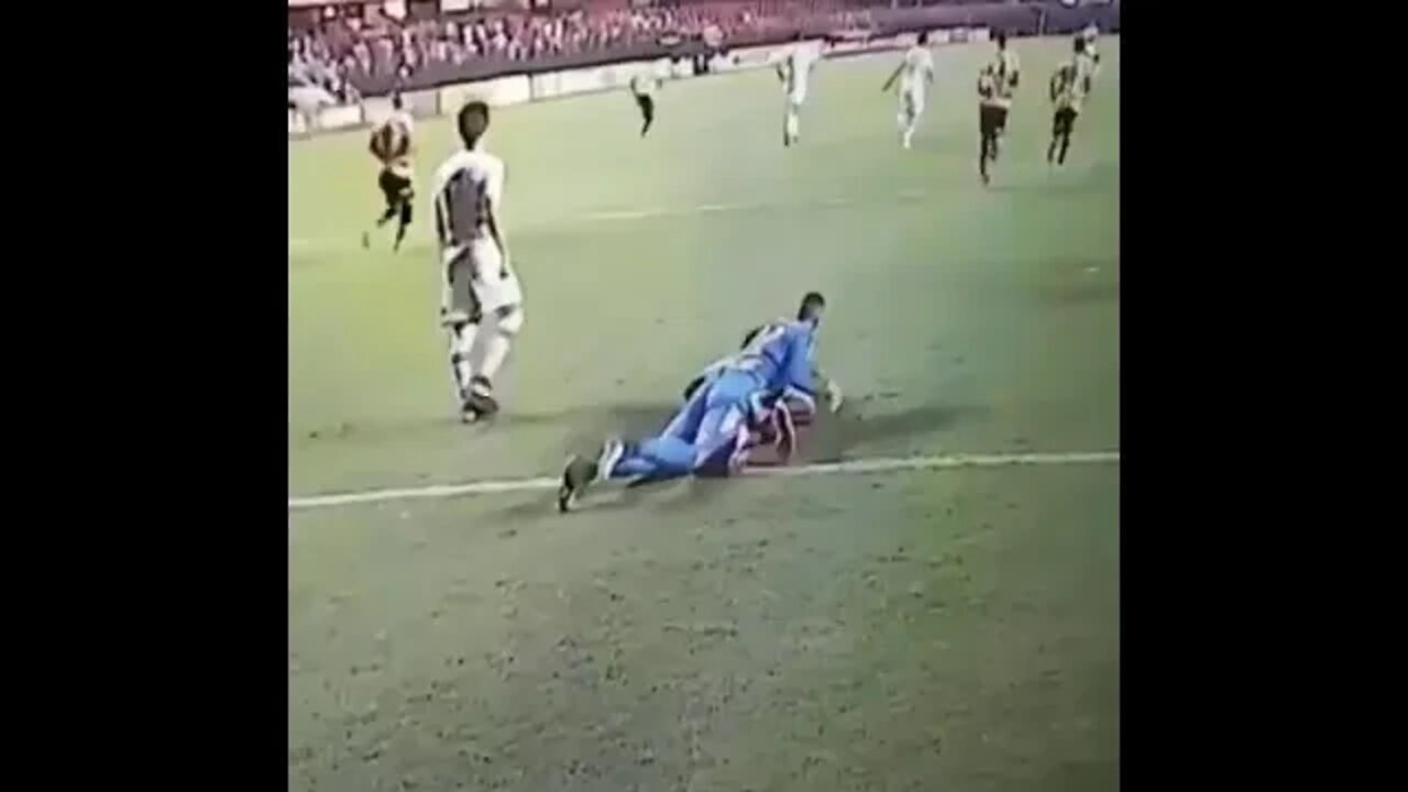 Goleiro de CSA viu um tricolor caído de bruços e não perdeu a oportunidade...👇🏻