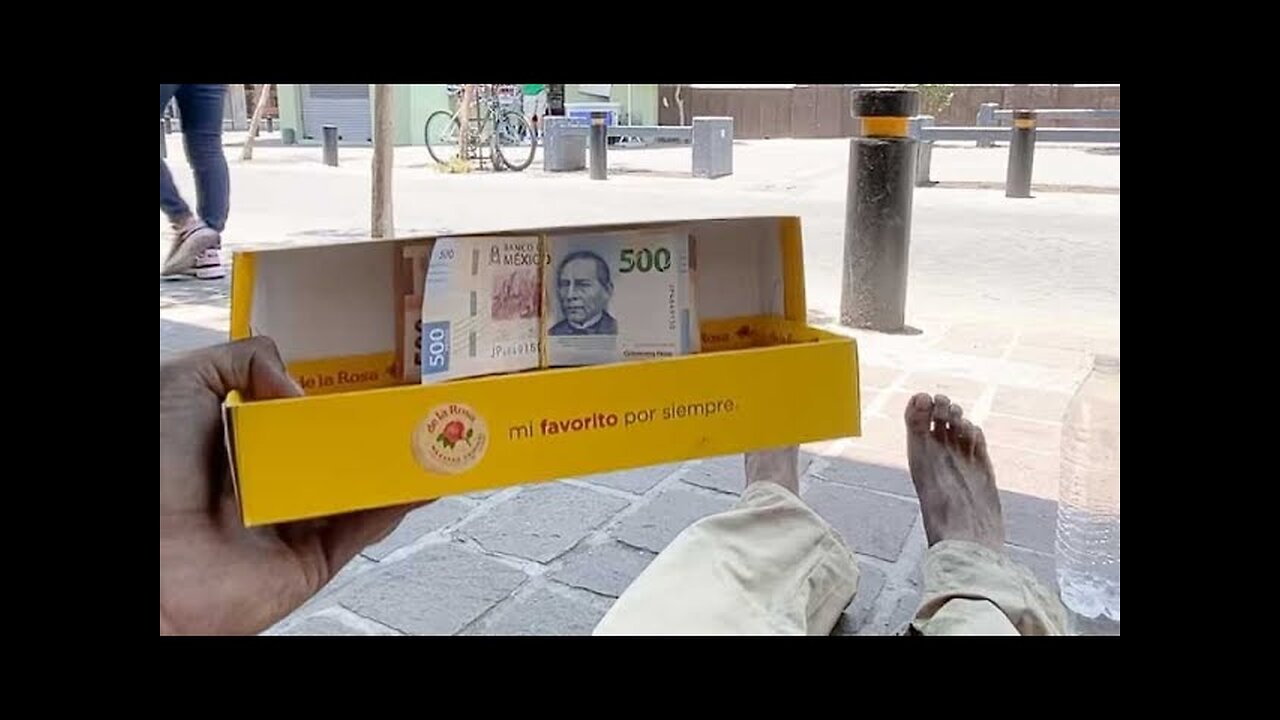 Millionaire gives a wad of bills to a cleaning girl to continue with her studies😭