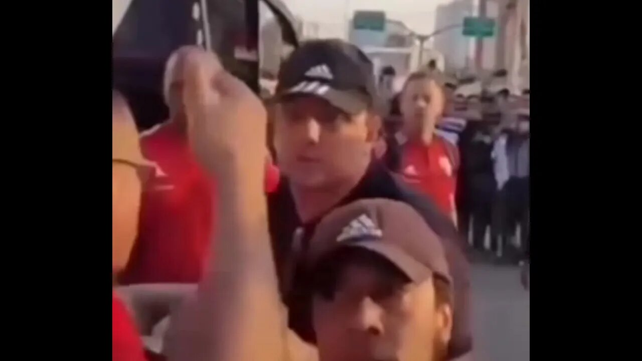 ROGÉRIO CENI TODO IRRITADINHO, DESCE DO ÔNIBUS PARA DISCUTIR COM TORCEDOR 😱😱😱