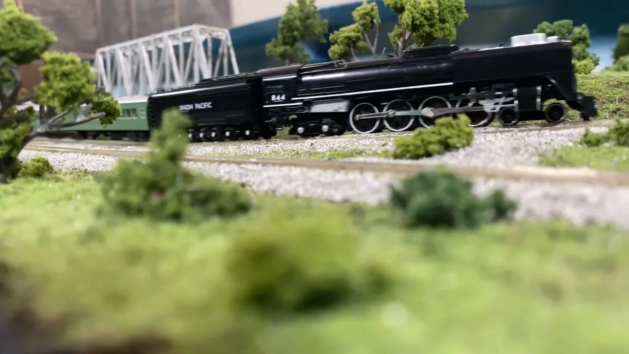 N Scale FEF roaring by