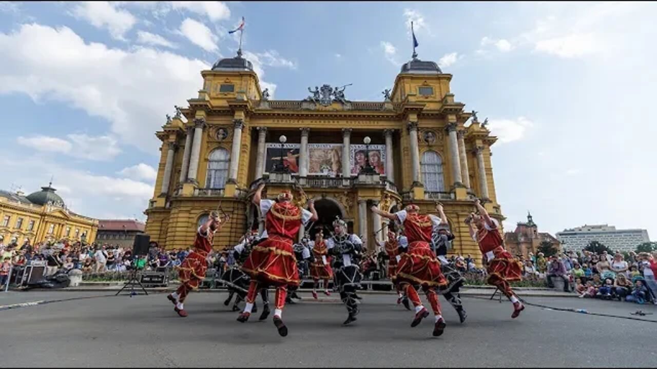 Čuveni mačevalački ples moreška s otoka Korčule izveden ispred zagrebačkog HNK