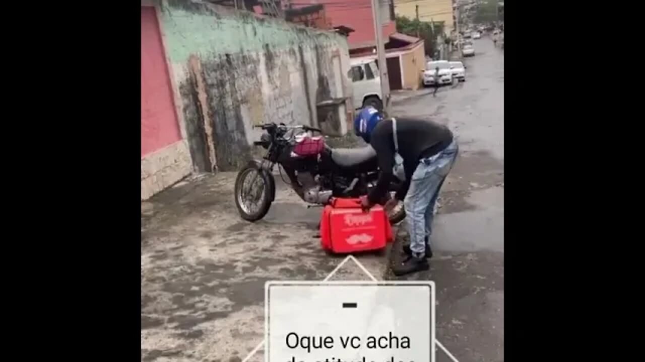 O QUE VOCE ACHA DA ATITUDE DESSE MOTOBOY ( DOMOROU A RECEBER ) ( MEME ) VIRAL #shorts #motoboy #rir