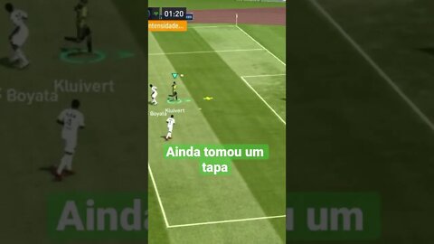 Dei um chapéu e fiz o gol , quando reparei o atacante ainda deu um tapa na cabeça do zagueiro vkkk