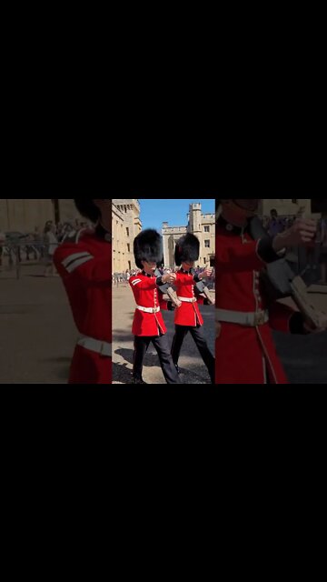 make way tourists move #toweroflondon