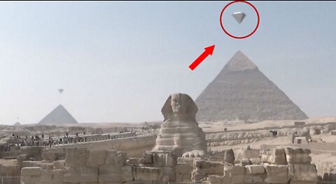 LONE UPSIDE DOWN PYRAMID WITNESSED OVER REAL PYRAMIDS IN EGYPT